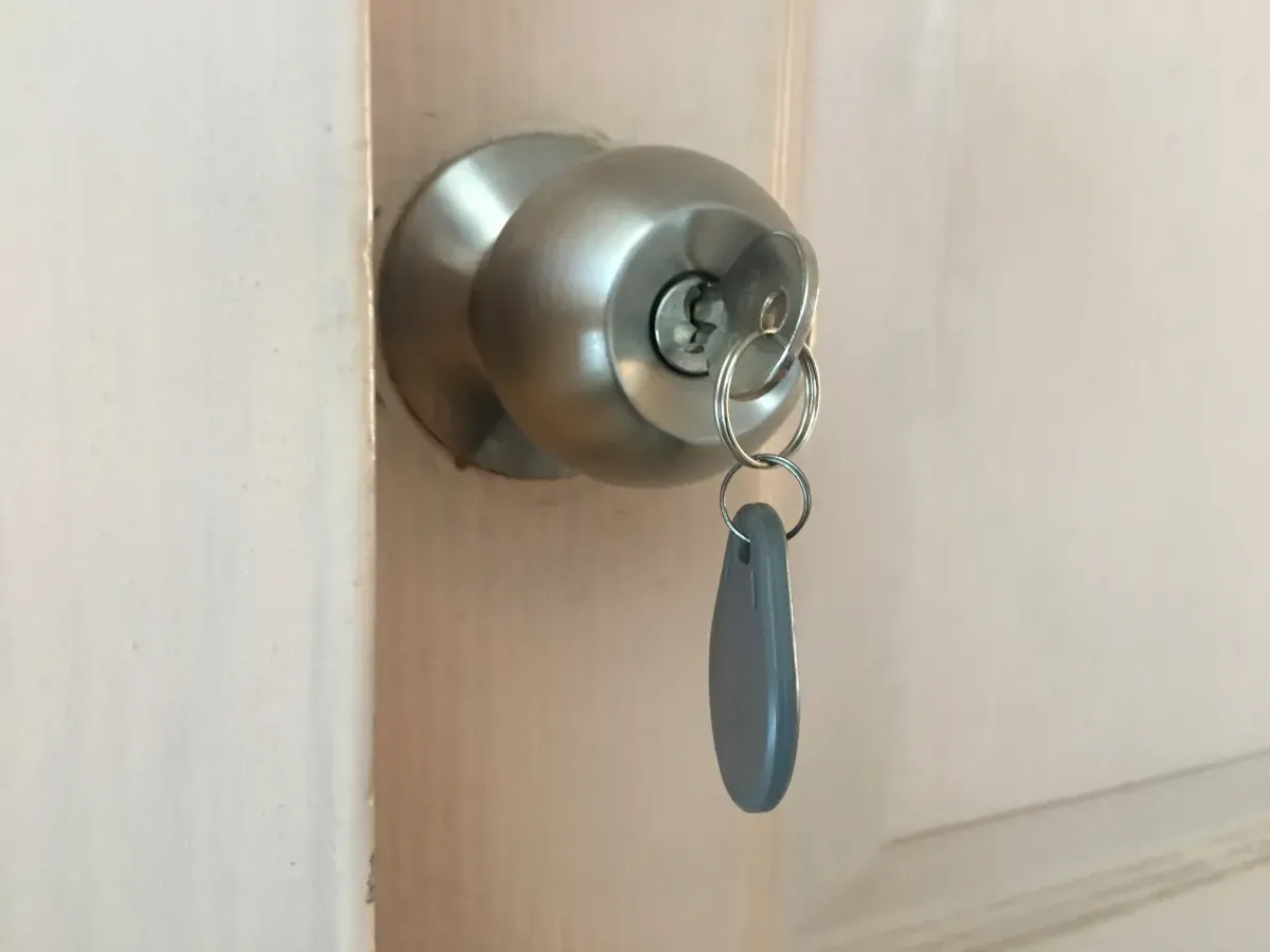 Haustürschlüssel abends innen stecken lassen? Klingt praktisch – ist aber keine gute Idee