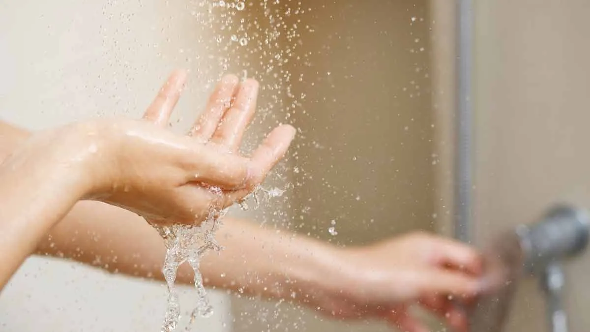 Wie oft duschen im Alter? Ein Balanceakt für die Hautgesundheit