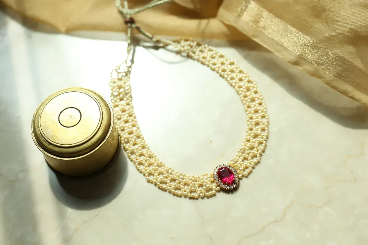 So bringst du deinen Schmuck wieder zum Glänzen: Profi-Tipps für strahlendem Schmuck