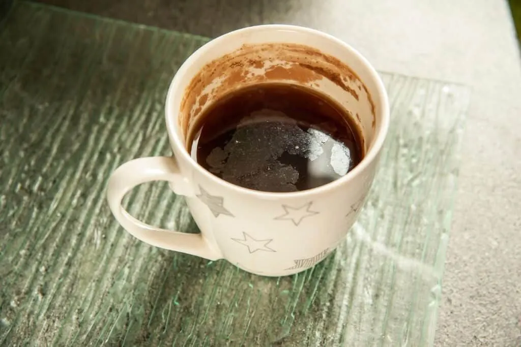 Hartnäckige Teeränder aus Tassen entfernen – so geht’s