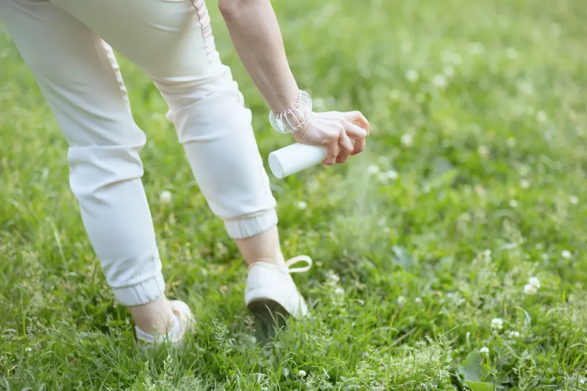 Spülmittel statt Essig: die geheime Waffe gegen Unkraut im Garten